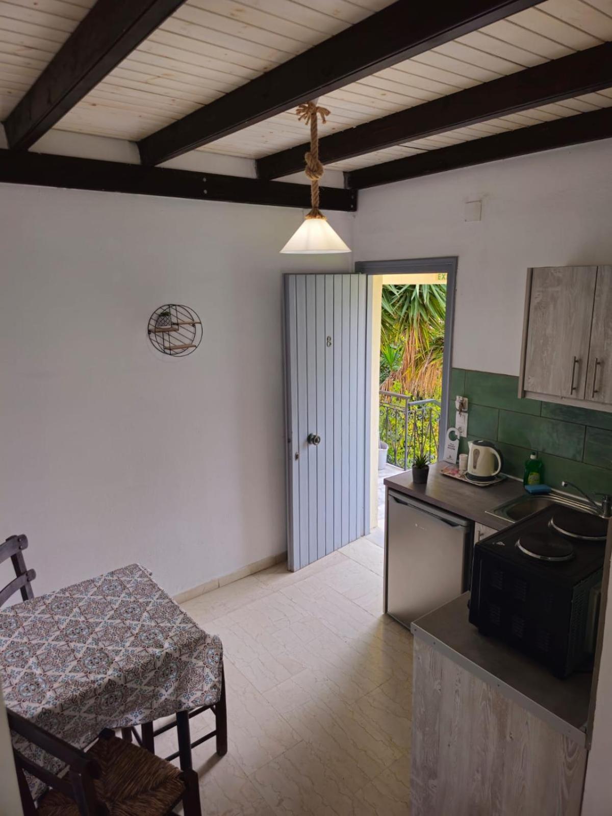 Gardelis Gardens Apartment Benitses  Phòng bức ảnh